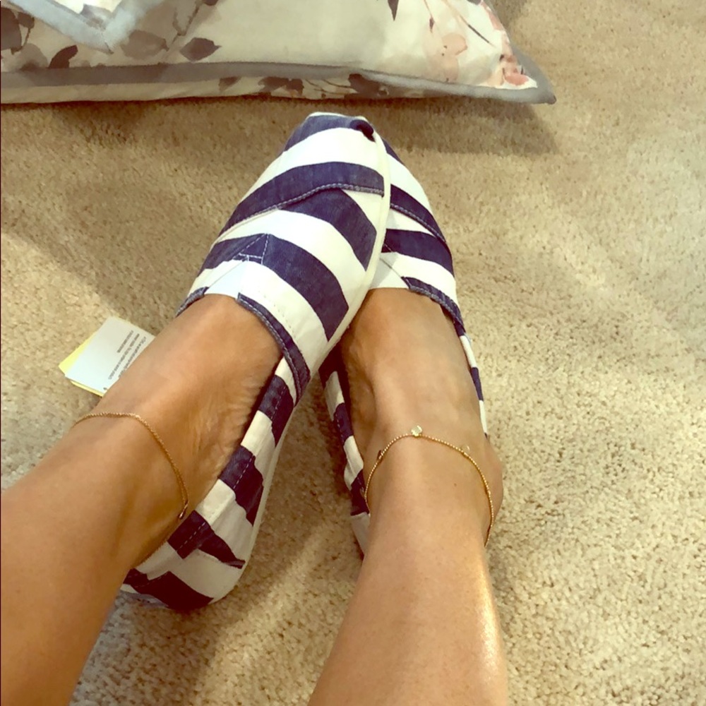 TOMS CLASSIC FLATS SZ 9 NWT SOLD OUT COLOR!